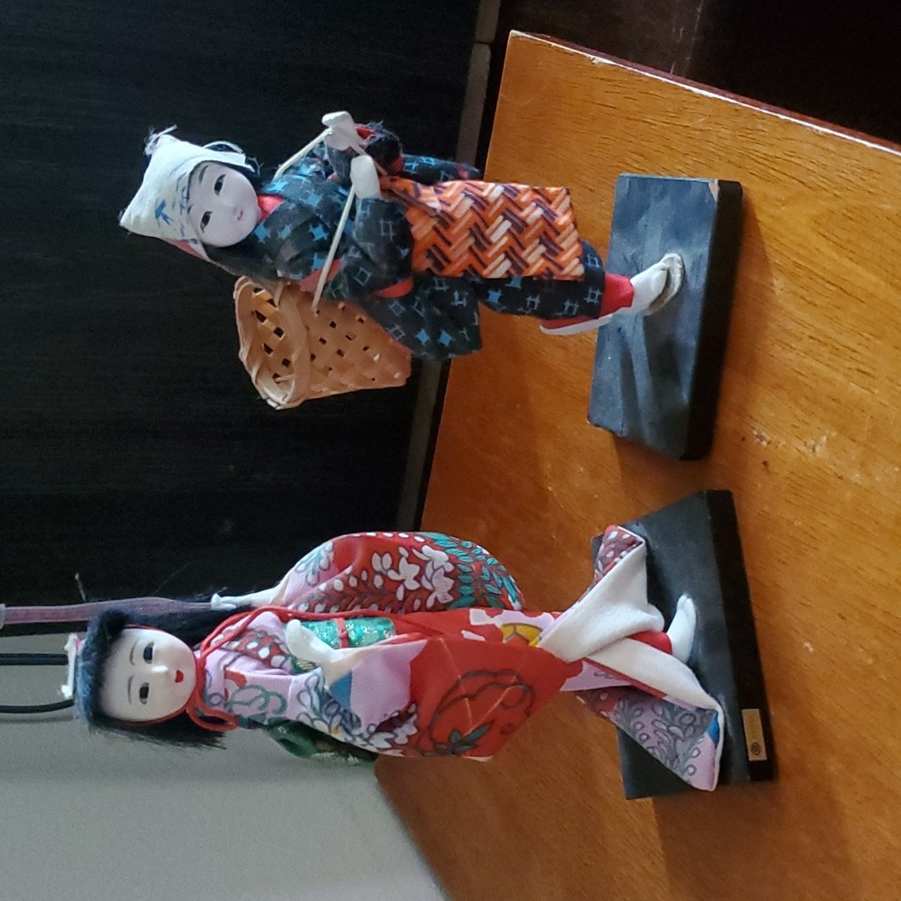 2 small geisha dolls